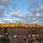 5Min Drive To Luton Airport, 2 Train Stations & Motorway - Free Parking - Late Check Out 11Am - Quiet & Peaceful Location With A Relaxing Garden - Only 25Min Drive To North London - Free Wifi