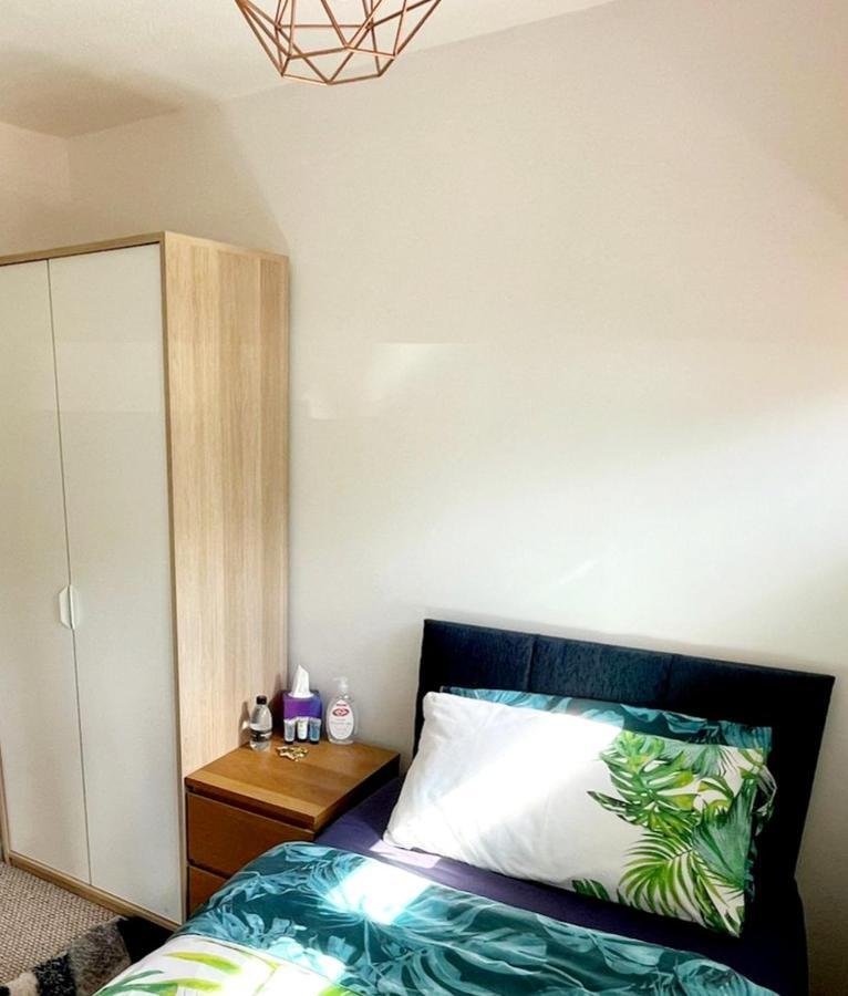5min Drive To Luton Airport, 2 Train Stations & Motorway - Free Parking - Late Check Out 11am - Quiet & Peaceful Location With A Relaxing Garden - Only 25min Drive To North London - Free Wifi Homestay *