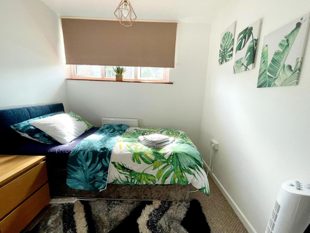 Homestay 5min Drive To Luton Airport, 2 Train Stations & Motorway - Free Parking - Late Check Out 11am - Quiet & Peaceful Location With A Relaxing Garden - Only 25min Drive To North London - Free Wifi Luton (Bedfordshire)
