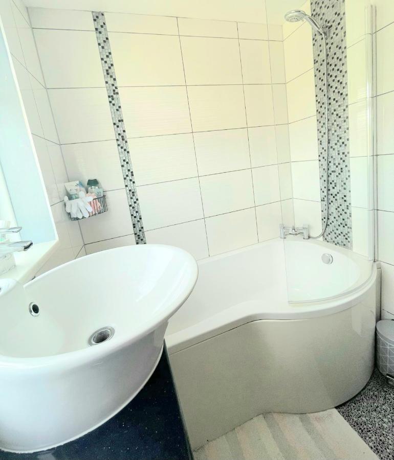 5min Drive To Luton Airport, 2 Train Stations & Motorway - Free Parking - Late Check Out 11am - Quiet & Peaceful Location With A Relaxing Garden - Only 25min Drive To North London - Free Wifi Homestay *