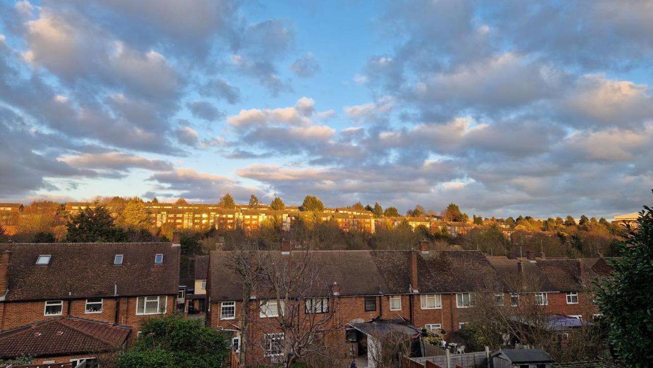 Homestay 5min Drive To Luton Airport, 2 Train Stations & Motorway - Free Parking - Late Check Out 11am - Quiet & Peaceful Location With A Relaxing Garden - Only 25min Drive To North London - Free Wifi